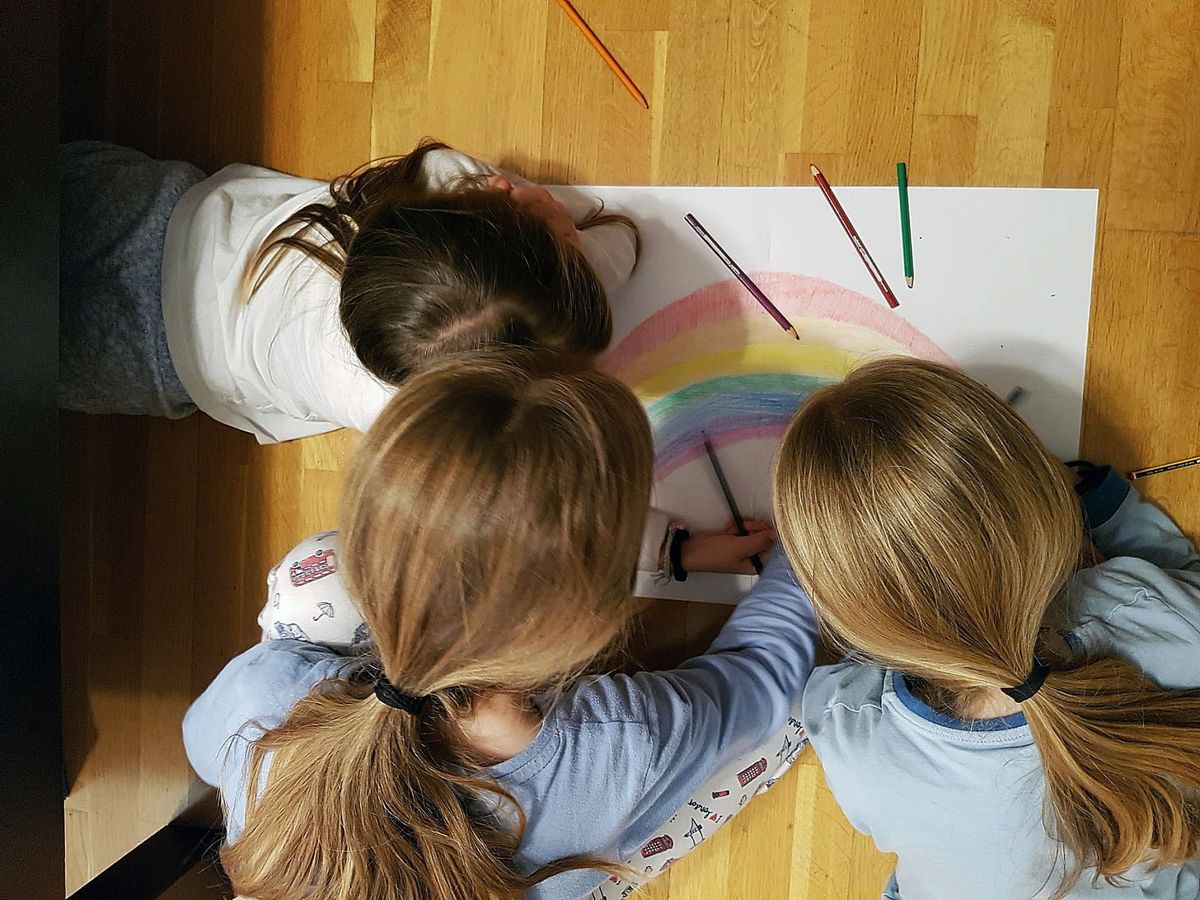 Foto: Tres niñas dibujando. (EFE)