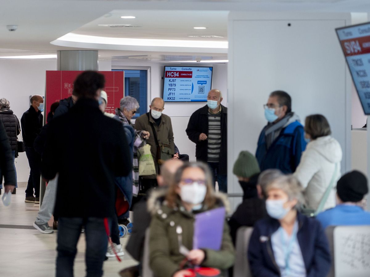 Foto: Varias personas con mascarilla en una sala del Hospital General Universitario Gregorio Marañón. (Europa Press/Alberto Ortega)