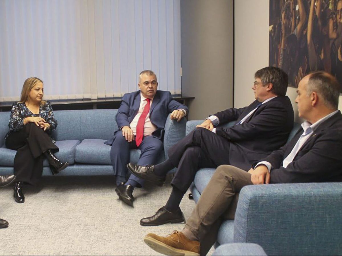 Foto: Reunión entre Carles Puigdemont y Santos Cerdán. (EFE/PSOE)