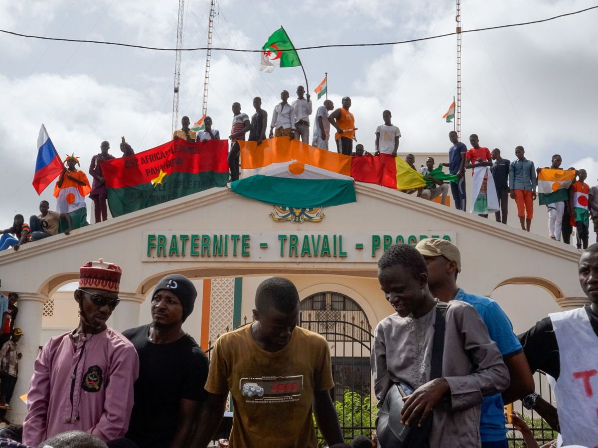 Foto: Manifestantes en las calles de Niamey, en Níger, tras el golpe de Estado del pasado miércoles. (EFE/EPA/Issifou Djibo)