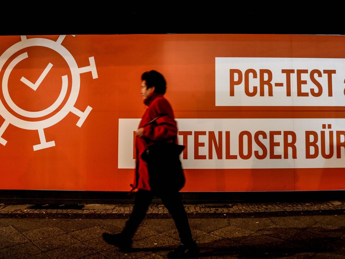 Foto: Un cartel que ofrece test PCR en Berlín. (EFE/Filip Singer)