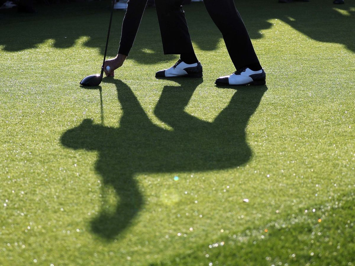 Foto: Un golfista se dispone a golpear una bola. (Reuters/Lucy Nicholson)