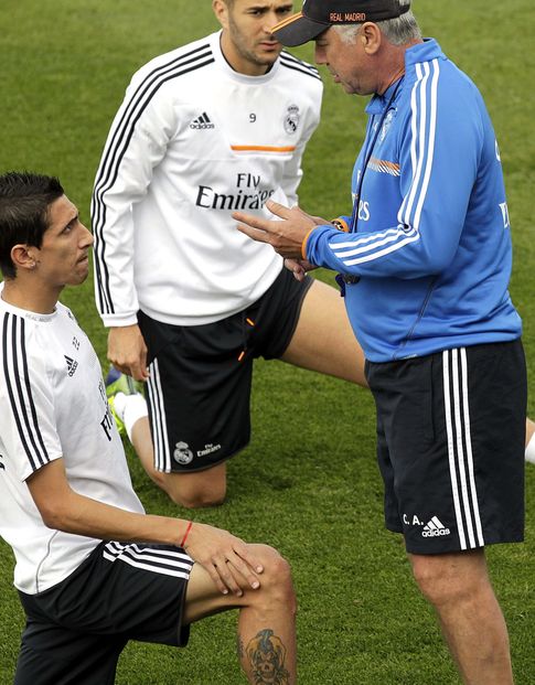 Foto: Ancelotti charla con Di María durante un entrenamiento (EFE)