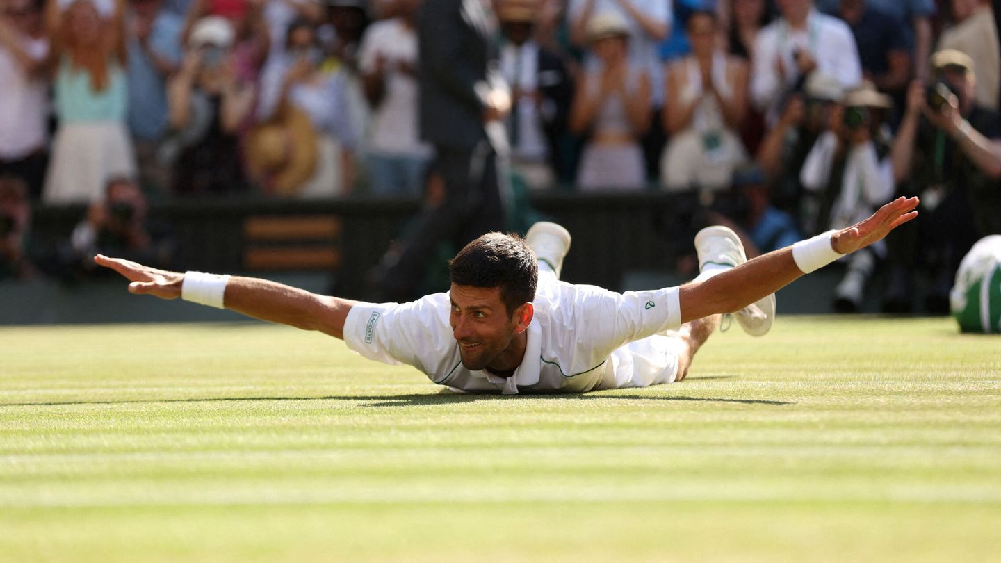 Djokovic celebra su séptimo Wimbledon. (Reuters/Matthew Child)