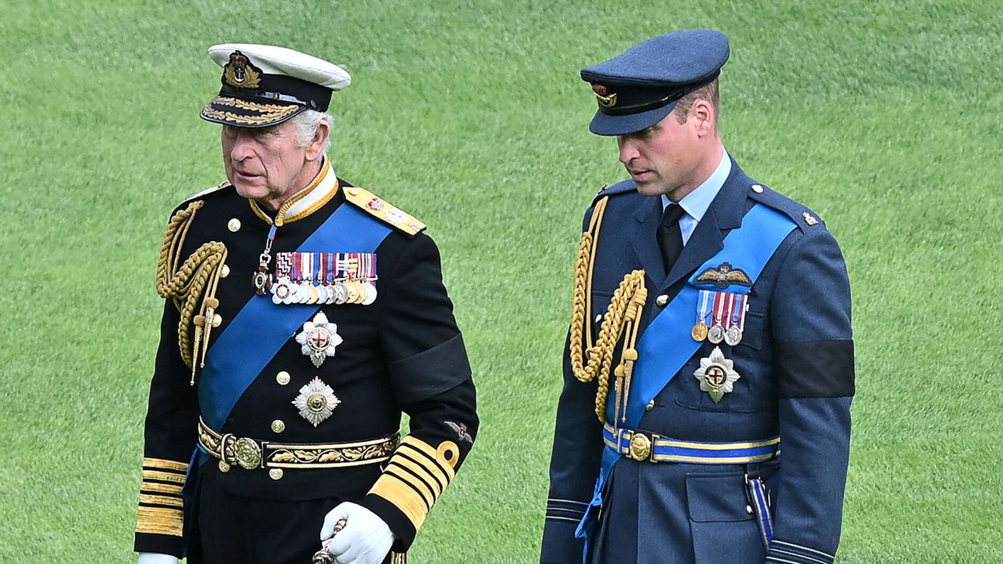 El rey Carlos junto a su hijo, el príncipe Guillermo, en Windsor. (Reuters/Pool/ Glyn Kirk)