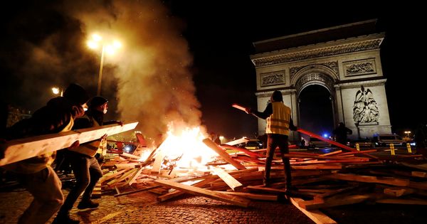Foto: Manifestantes alimentan un fuego durante las protestas en París, el 24 de noviembre de 2018. (Reuters)
