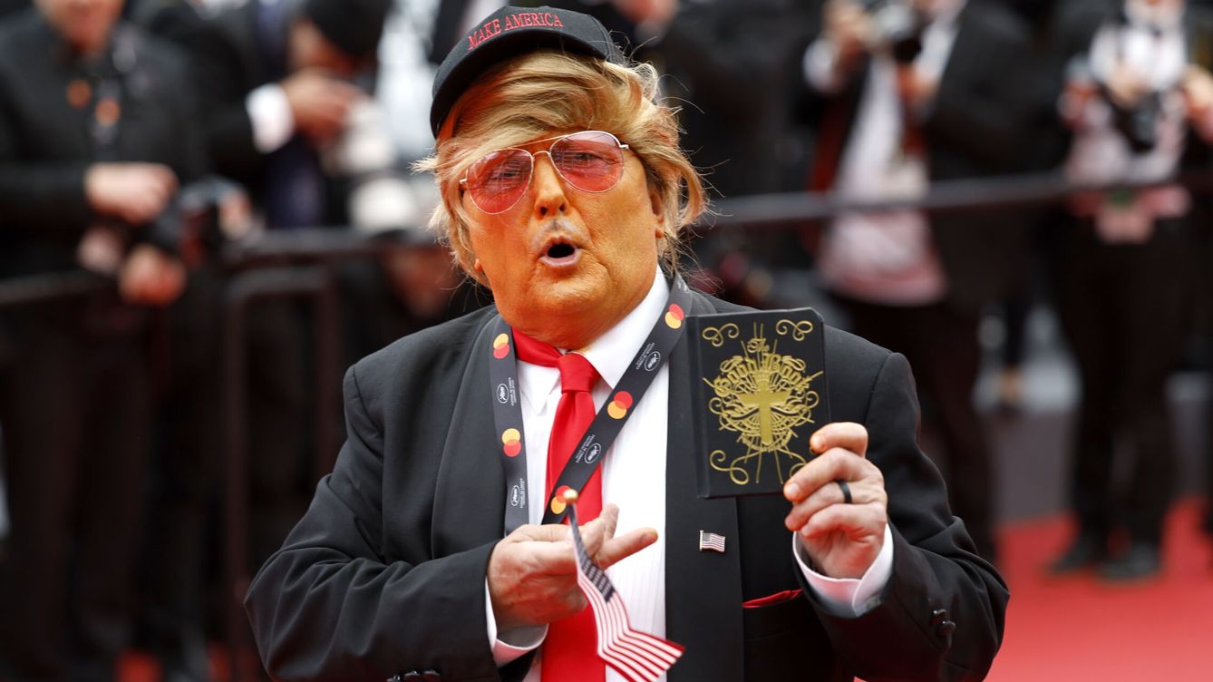 Foto: Un hombre imitando a Donald Trump en el estreno de 'The Apprentice' en Cannes. (EFE/EPA/Sebastien Nogier)