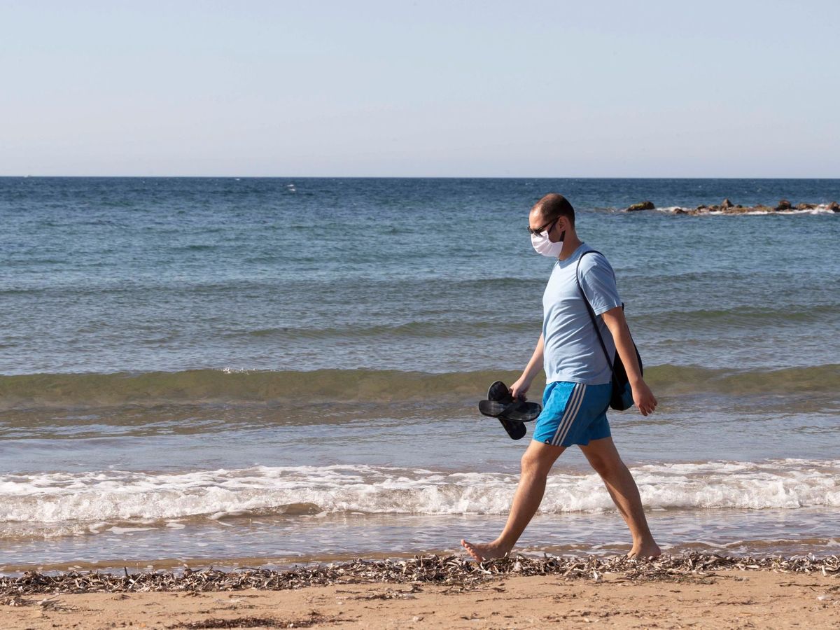 Foto: Un ciudadano pasea por la playa. (EFE)