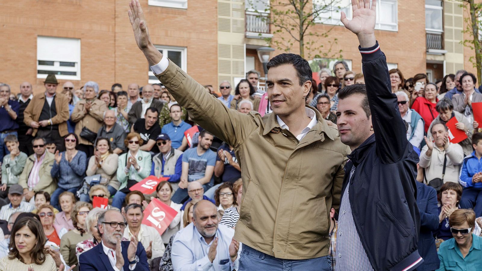 Foto: Pedro Sánchez, junto al líder del partido en Castilla y León, Luis Tudanca. (EFE)
