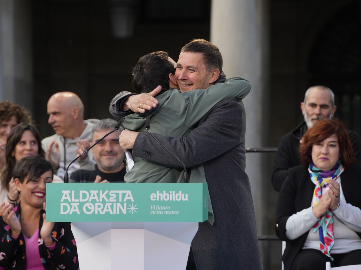 Foto: Otegi abraza al candidato de EH Bildu, Pello Otxandiano. (EFE/Adrián Ruiz Hierro)