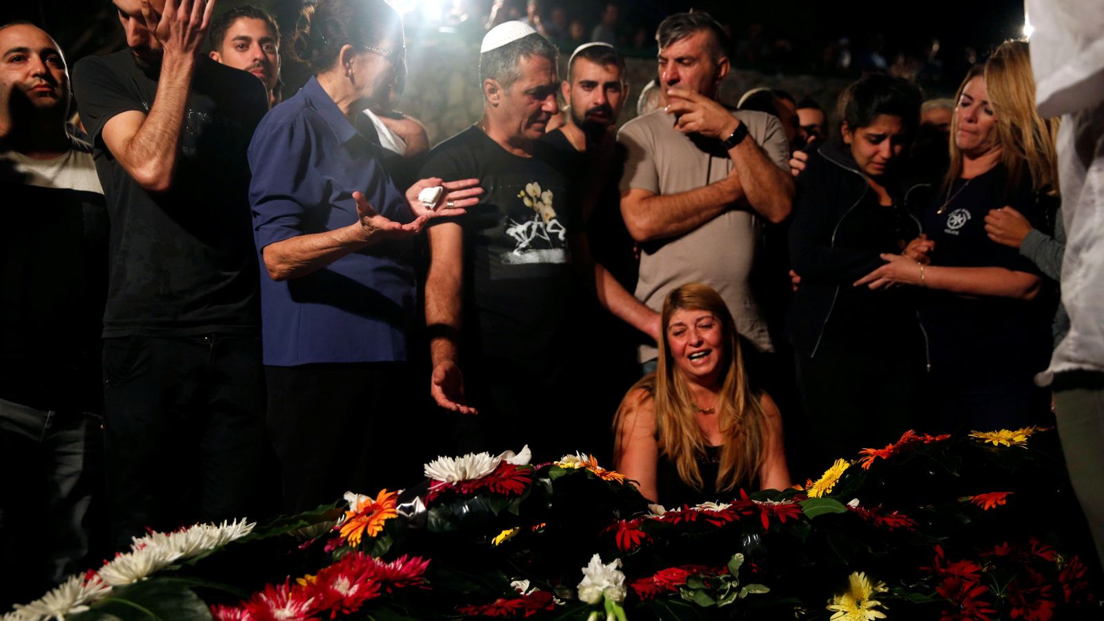 Foto: Familiares y conocidos del policía Yosef Kirma durante su funeral en Jerusalén (Reuters).