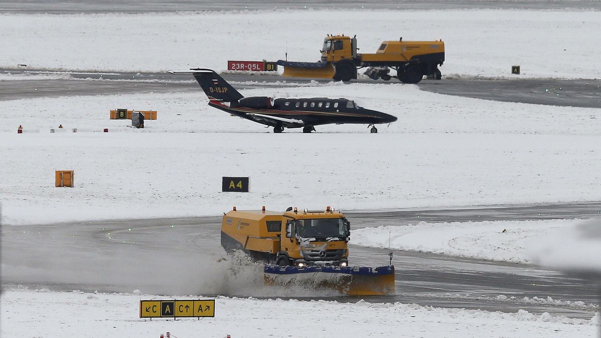 Cierra el aeropuerto de Mánchester por las intensas nevadas que azotan Reino Unido
