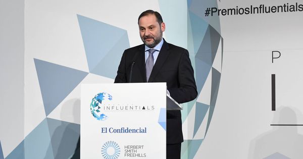 Foto: El ministro de Fomento, José Luis Ábalos, durante su discurso en los Premios Influentials, este 27 de febrero en Madrid. (EC)