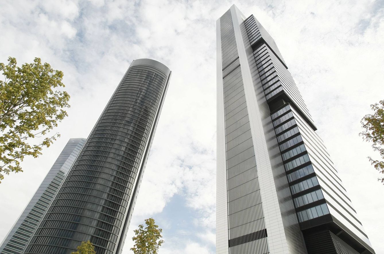 Imagen de tres de las cuatro torres de rascacielos al norte de Madrid. (EFE)