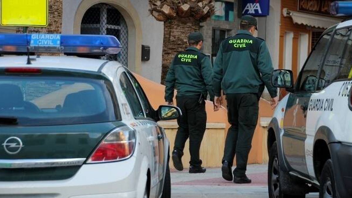 Investigan a un hombre por dejar morir de hambre y sed a sus perros en Granada