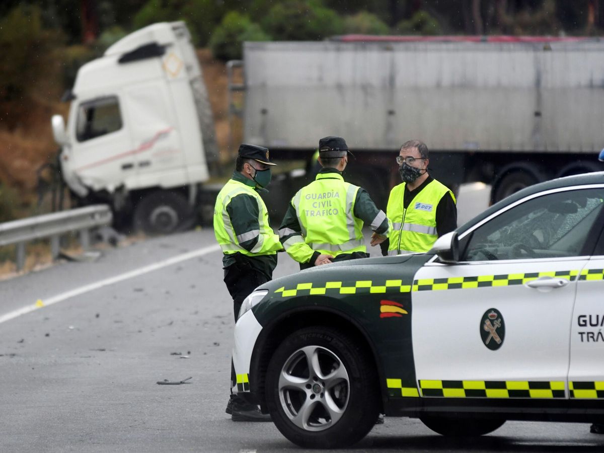 Foto: Agentes de la Guarcia Civil junto a un camión implicado en un accidente. (EFE/Pablo Martín)