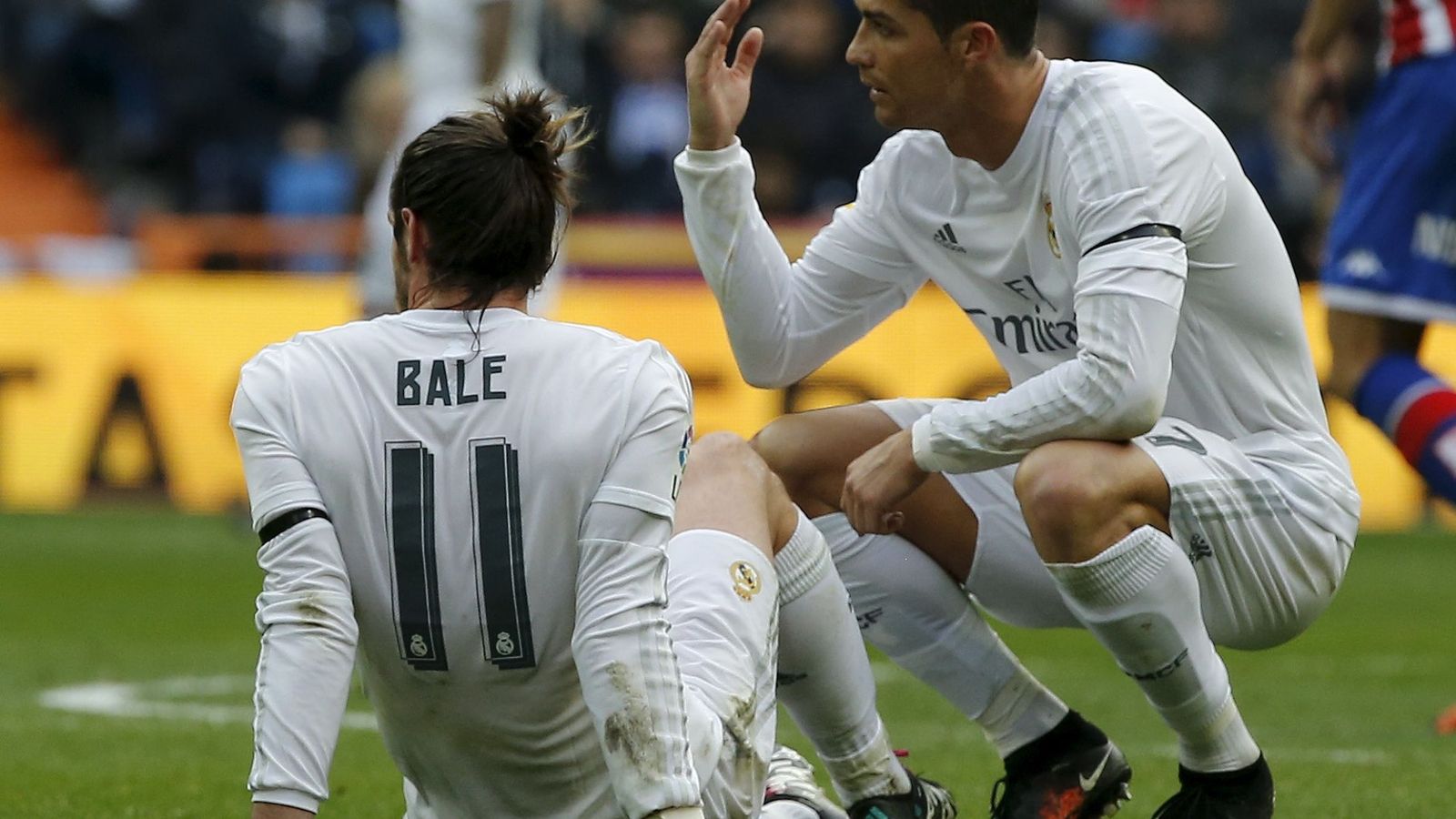 Foto: Bale, junto a Cristiano Ronaldo, en el momento de caer lesionado en el transcurso del Real Madrid-Sporting de Gijón (Reuters)