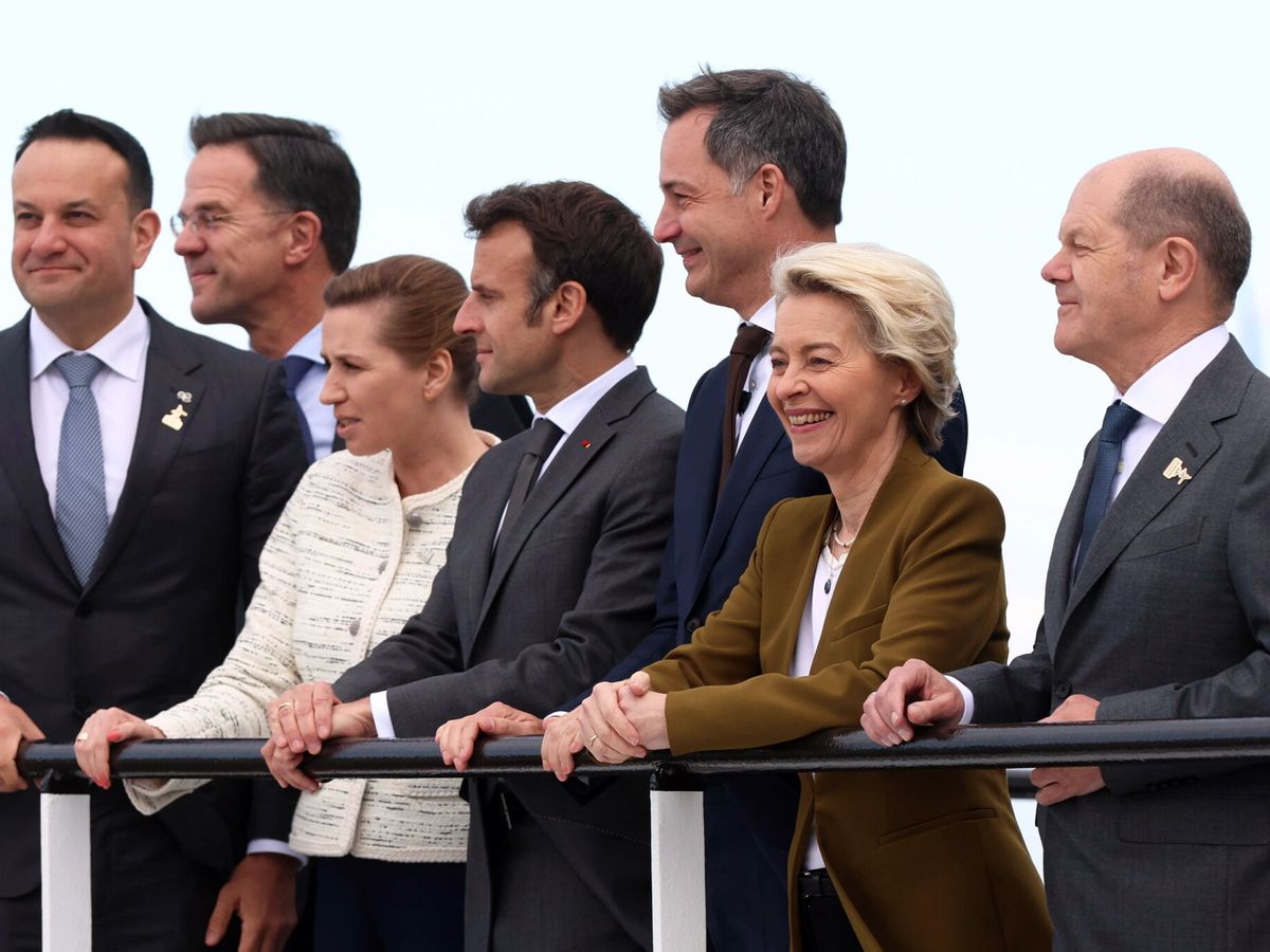 Foto: (i-d) Los primeros ministros de Irlanda, Países Bajos, Dinamarca, el presidente francés, el primer ministro belga, la presidenta de la Comisión Europea y el canciller alemán. (EFE/Oliver Hoslet)