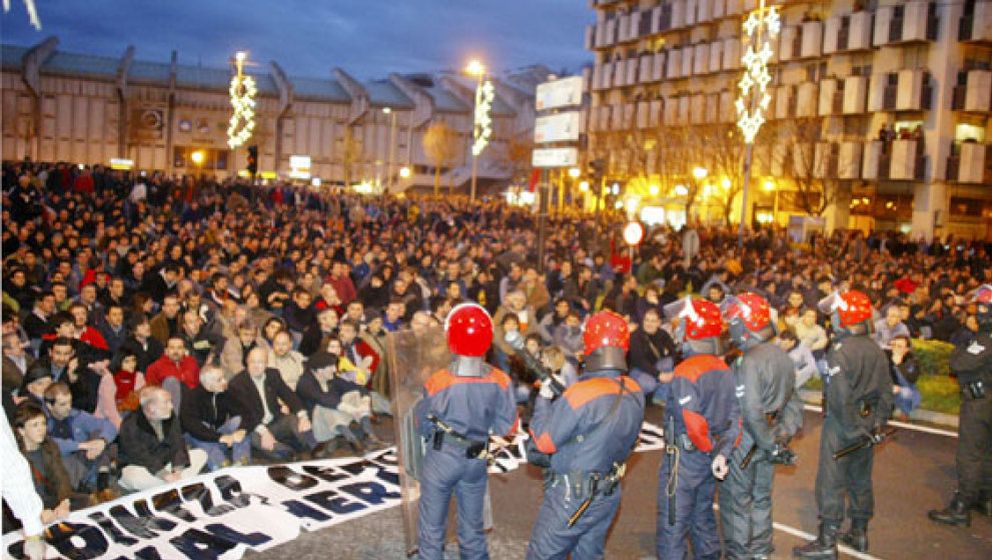 Foto: Ibarretxe se carga la estrategia de Zapatero y 'roba' la manifestación a Gesto por la Paz