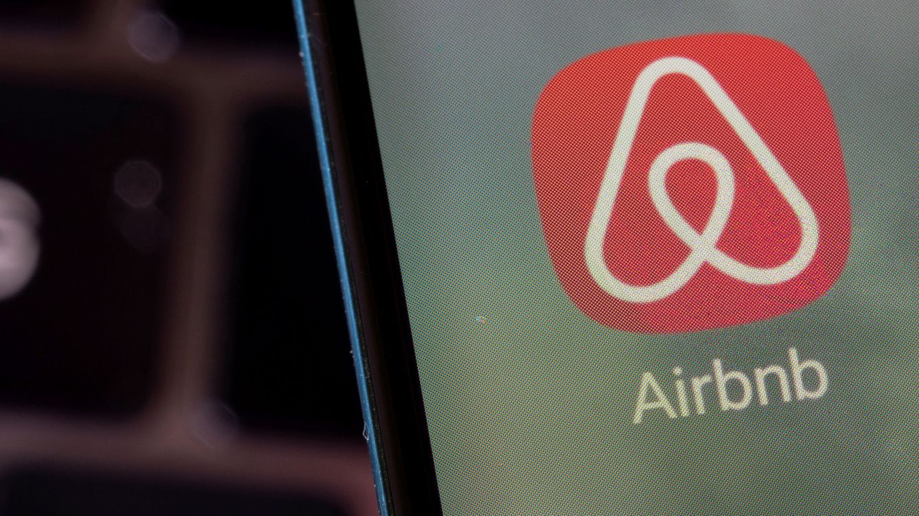 Foto: La 'app' de Airbnb en un móvil. (Reuters/Dado Ruvi)