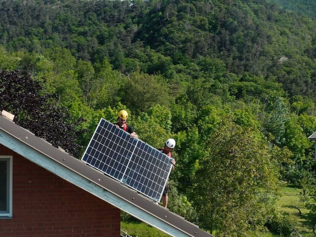 Foto: Instalación de paneles solares en una vivienda. (Ezzing) 
