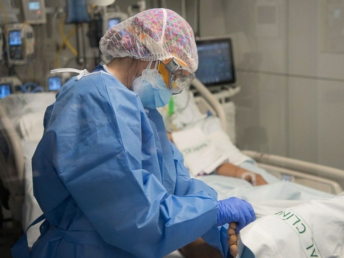 Foto: Miembro del personal sanitario del área de vigilancia intensiva. (EFE)