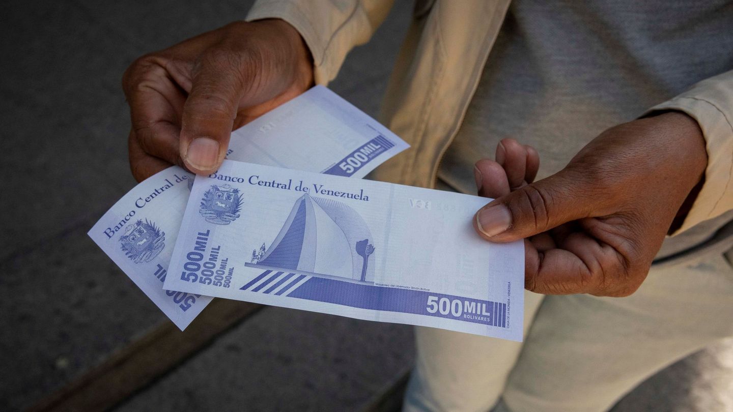 Dos billetes de 500.000 bolívares, el coste de una barra de pan. (EFE)