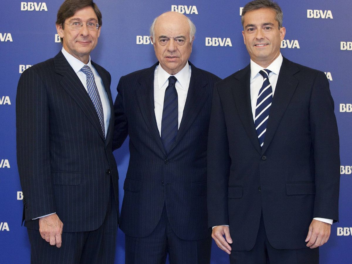 Foto: José Ignacio Goirigolzarri (i), presidente de CaixaBank y ex-CEO de BBVA, Francisco González (c), expresidente de BBVA, y Ángel Cano, ex-CEO de BBVA, en 2009. (EFE)