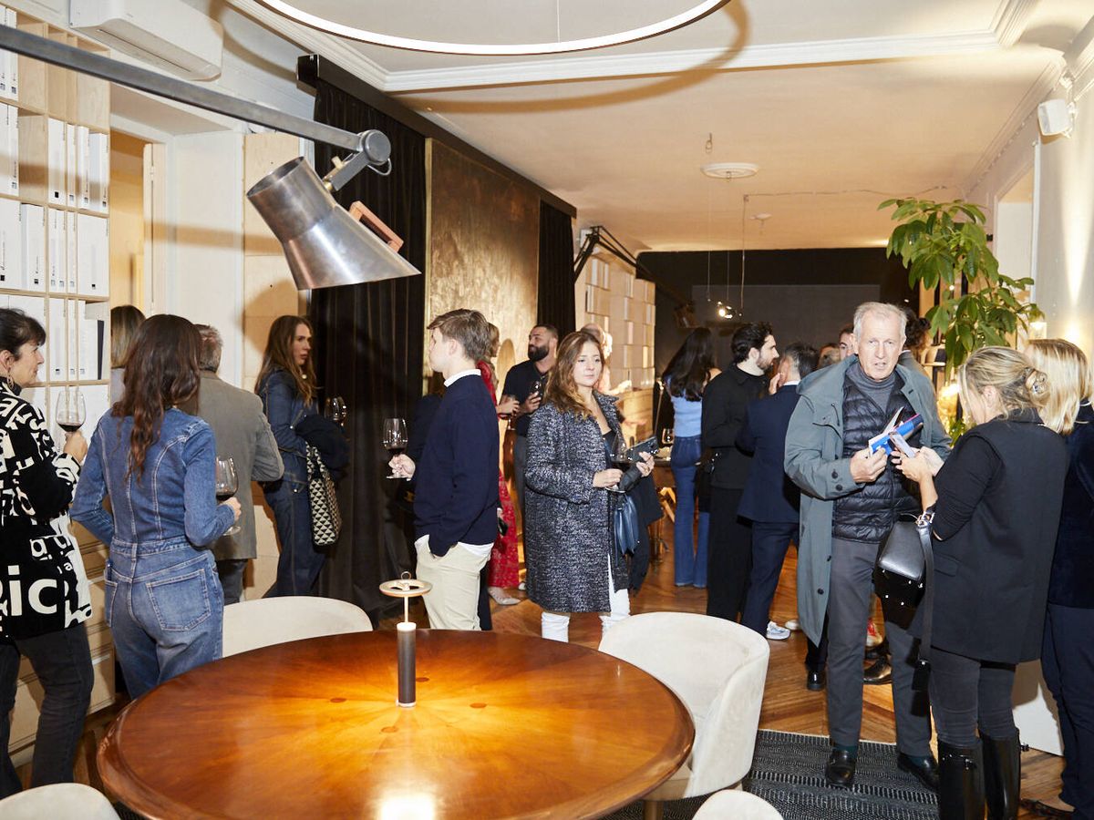 Foto: Invitados acuden al evento "Vestir, vestirse" del estudio creativo Vbo. (Cortesía)