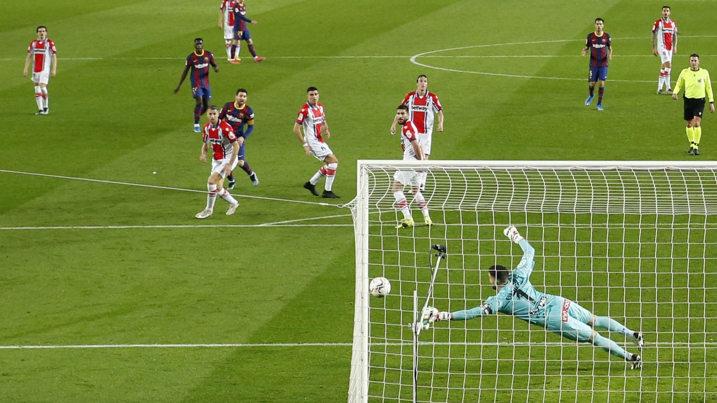 Messi facturó un gol de gran belleza. (Reuters)