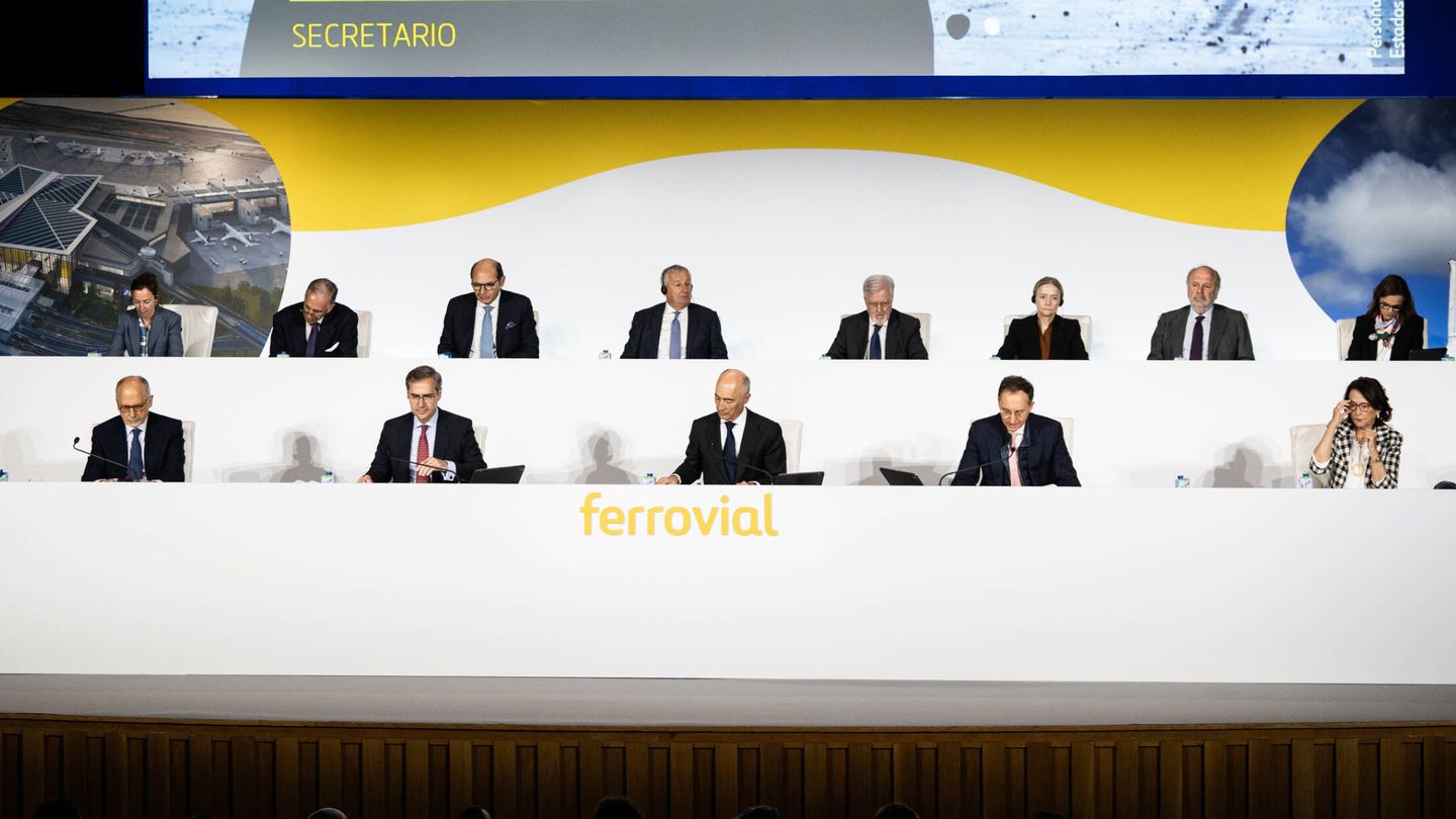 Junta de accionistas de Ferrovial con el presidente, Rafael del Pino, y el resto del Consejo de Administración de la empresa. (Jon Imanol Reino)