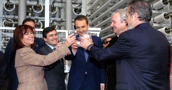 Foto: Narbona, Pedro Saura, José Luis Rodríguez Zapatero y Ramón Luis Valcárcel inauguran una desaladora en Murcia. (EFE)