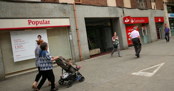 Foto: Oficinas del Banco Santander y Popular, en una calle de Barcelona. (EFE)