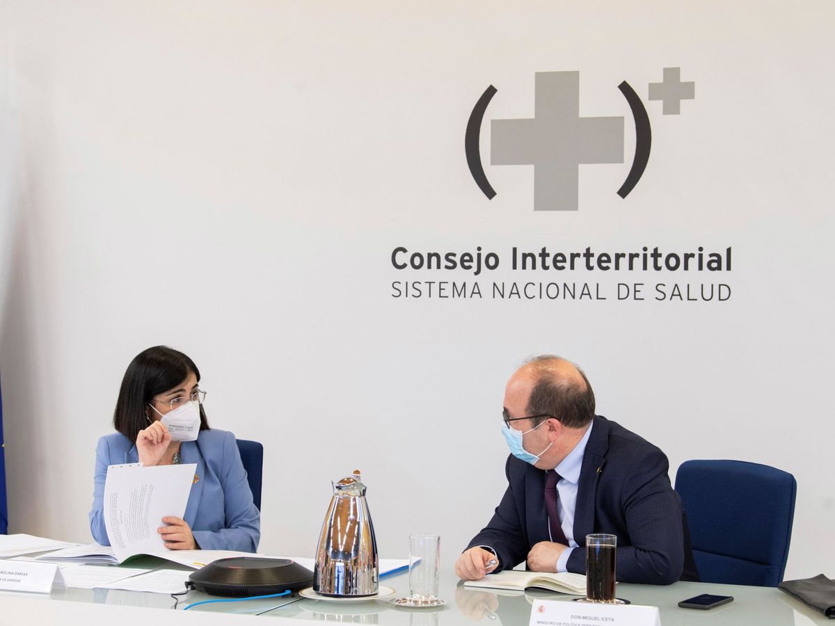 Foto: La ministra de Sanidad, Carolina Darias, y el ministro de Política Territorial y Función Pública, Miquel Iceta, en la reunión del Consejo Interterritorial de Salud. (EFE)