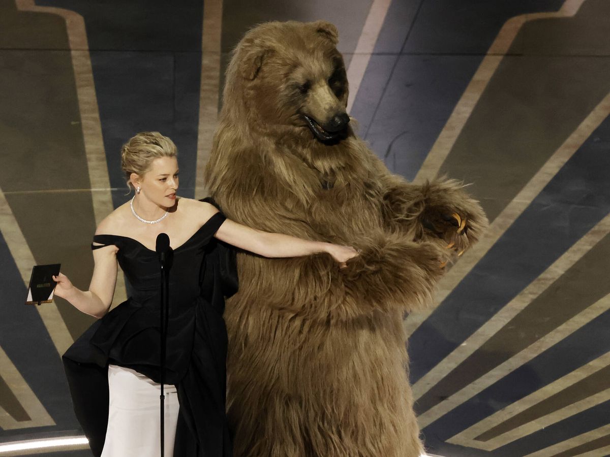 Foto: Elizabeth Banks y un oso muy vicioso. (Getty)
