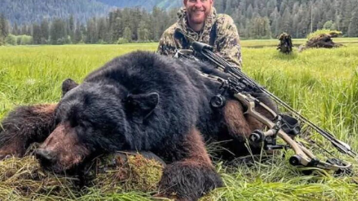Un jugador de la NFL mata a un oso y las redes se le echan encima: "El juicio de Dios te está esperando"