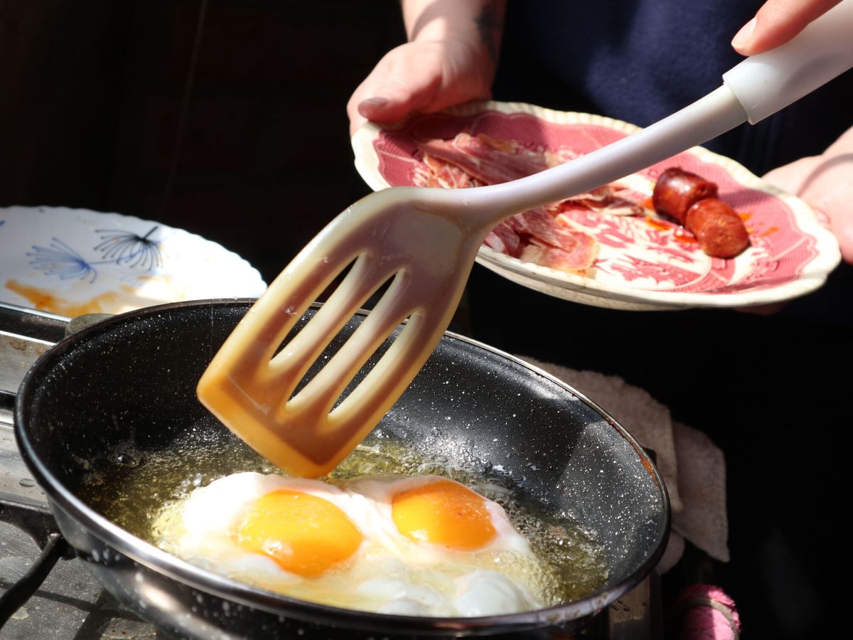 Foto: 3 maneras saludables de hacer huevos en una freidora de aire o 'airfryer'. (EFE/Mariam A. Montesinos)