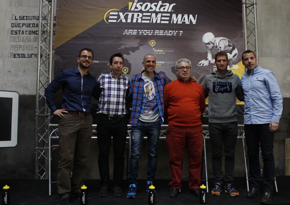 Foto: Chema Martínez, junto al triatleta Marcel Zamora y los organizadores del Isostar Extreme Man.