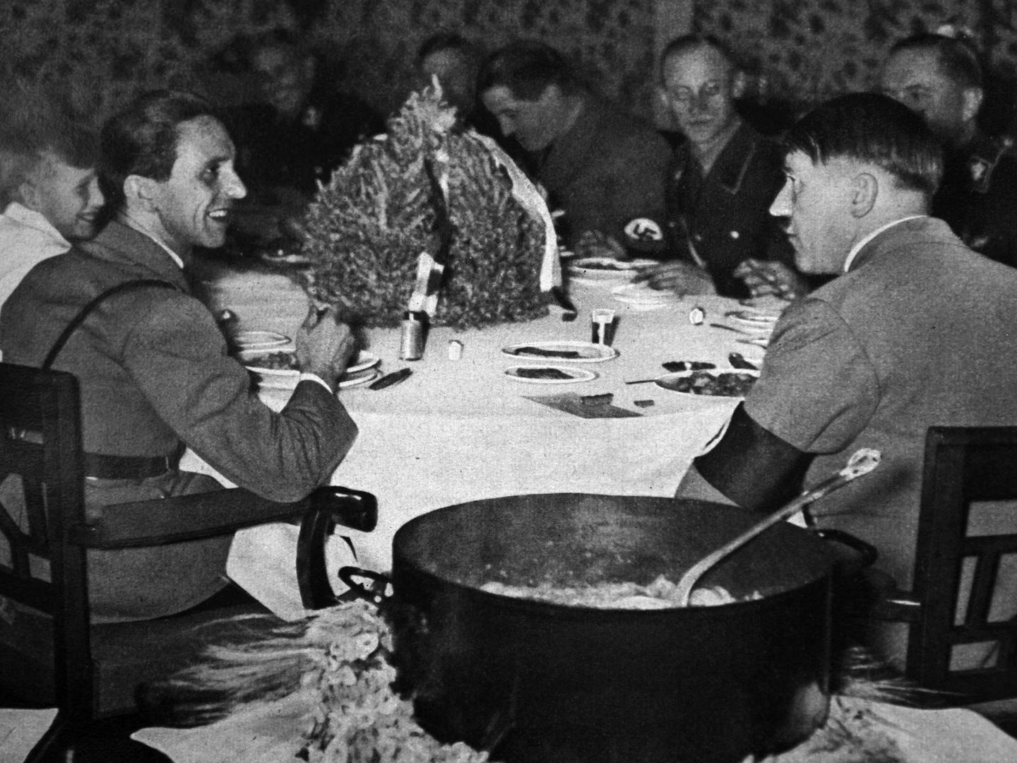 Hitler y Goebbels, atentos a lo que echan en el plato. (Cordon Press)