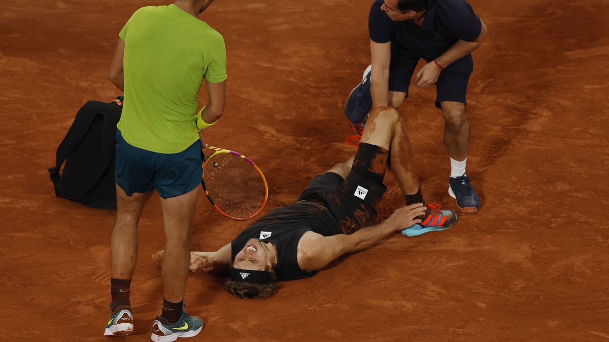 Así ha sido la lesión de Zverev frente a Nadal: se tuerce el tobillo y sale en silla de ruedas