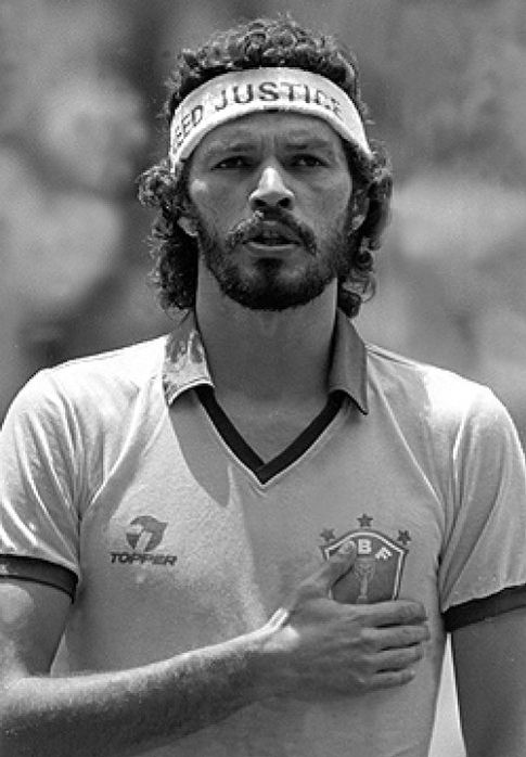Foto: Sócrates, el ‘doctor’ brasileño que jugó al fútbol para que no le olvidasen