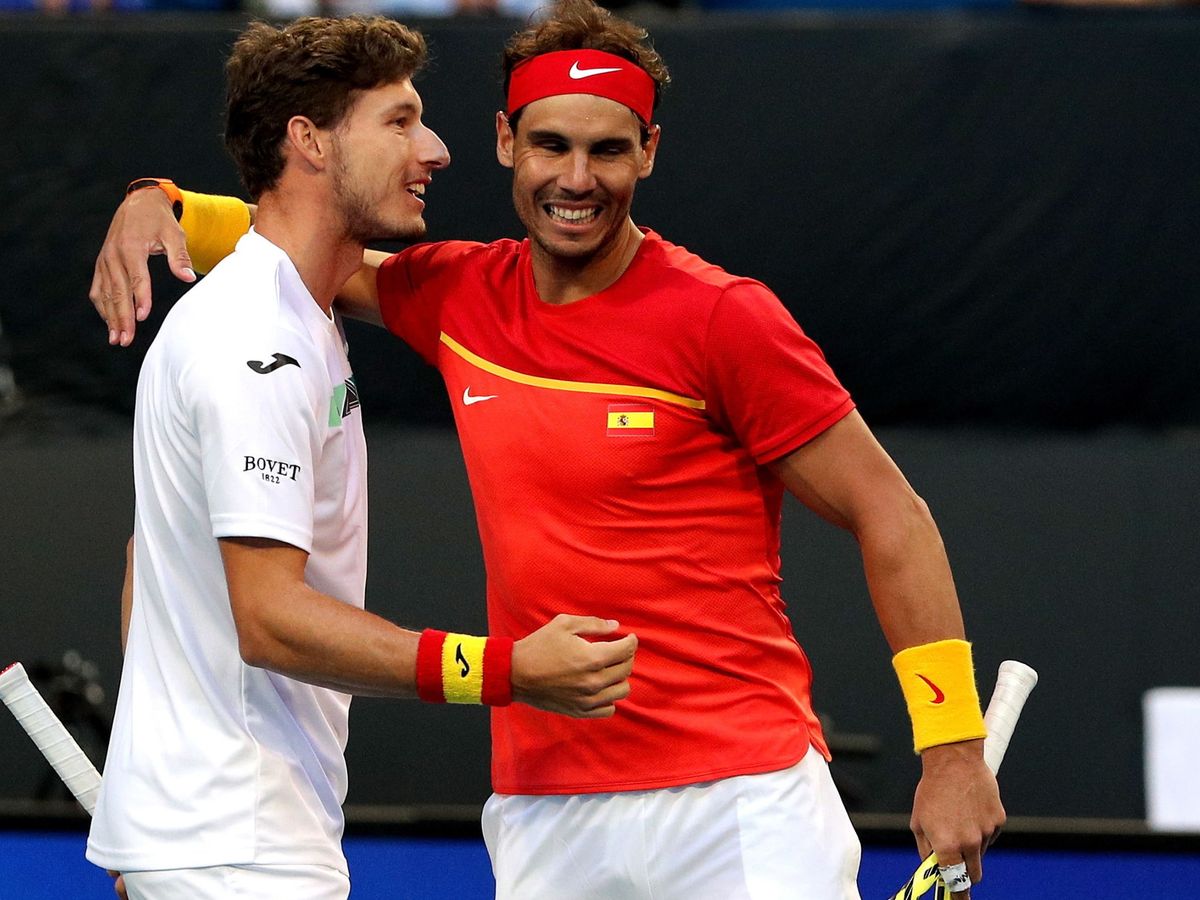 Foto: Rafa Nadal, junto a Pablo Carreño en el partido de dobles contra Japón. (EFE)