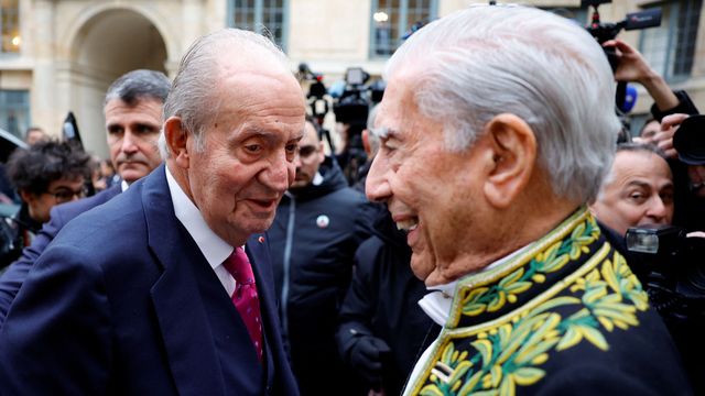 Don Juan Carlos y Mario Vargas Llosa, en el evento de la Academia de la Lengua Francesa en París. (Reuters)