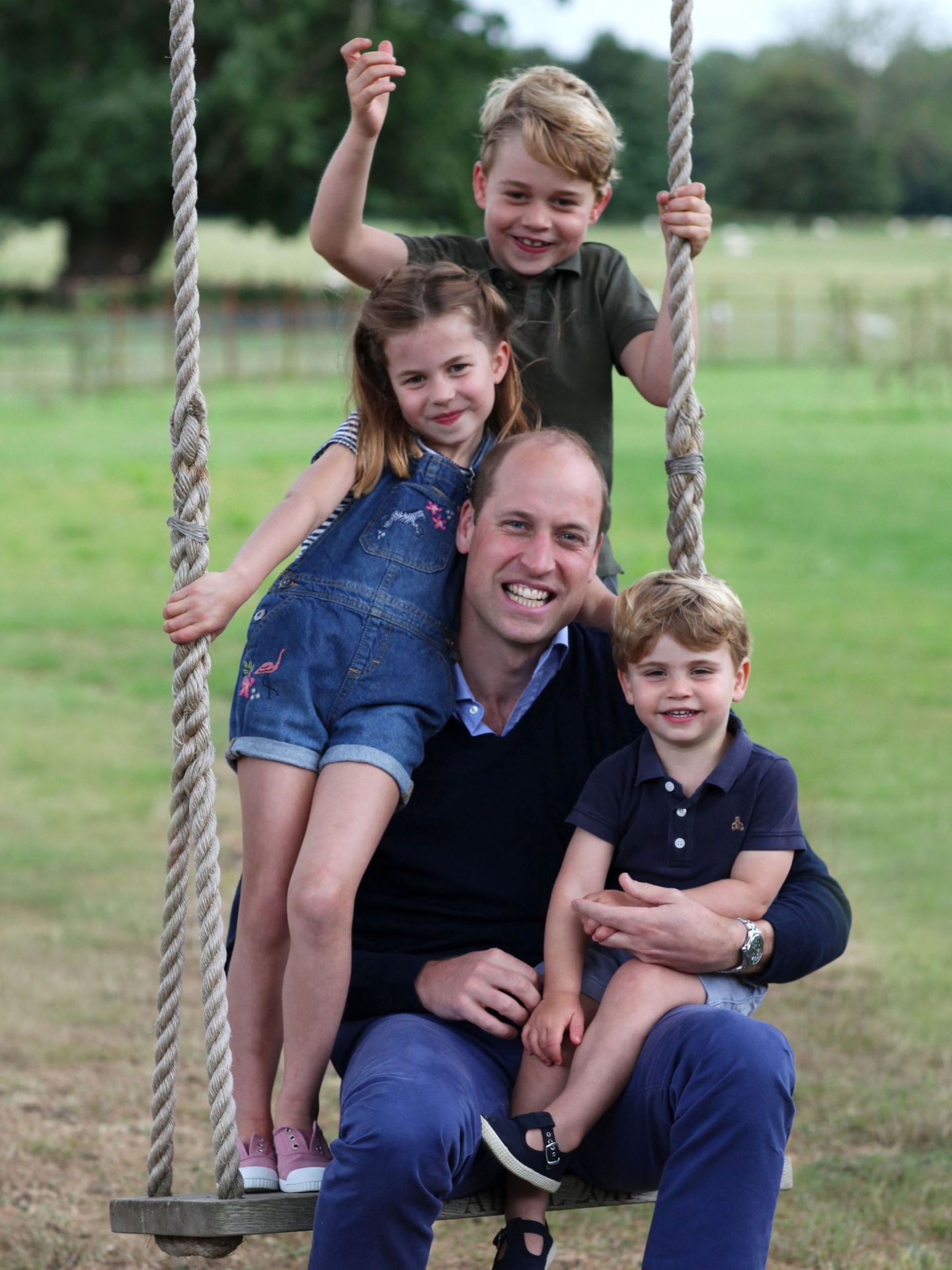 El duque de Cambridge, con sus hijos. (Palacio de Kensington/Duquesa de Cambridge)