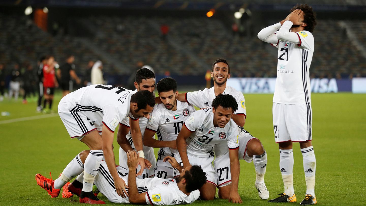 Los jugadores del Al Jazira celebran incrédulos su victoria ante el Urawa Red Diamonds que le dio acceso a semifinales del Mundial de Clubes (Reuters)