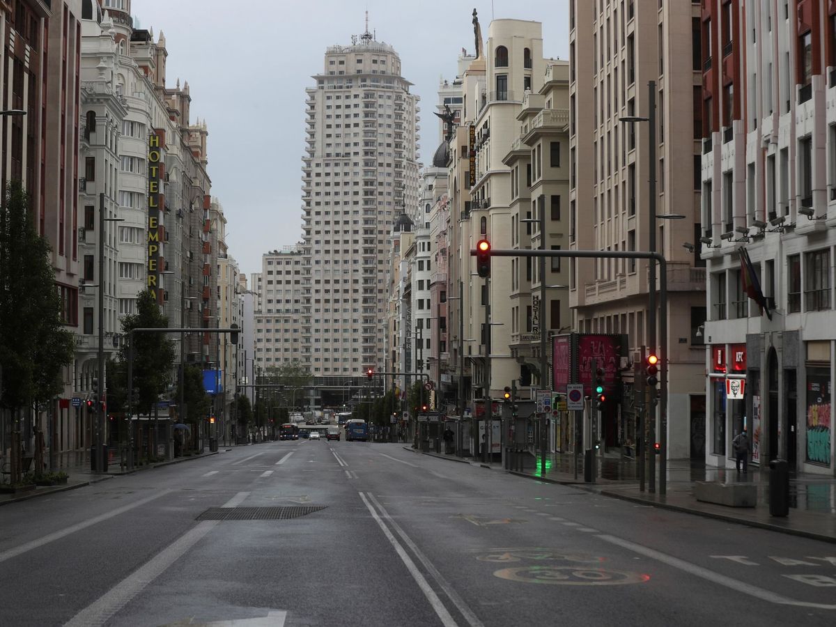 Foto: Vista de la Gran Vía de Madri totalmente vacía. (EFE)