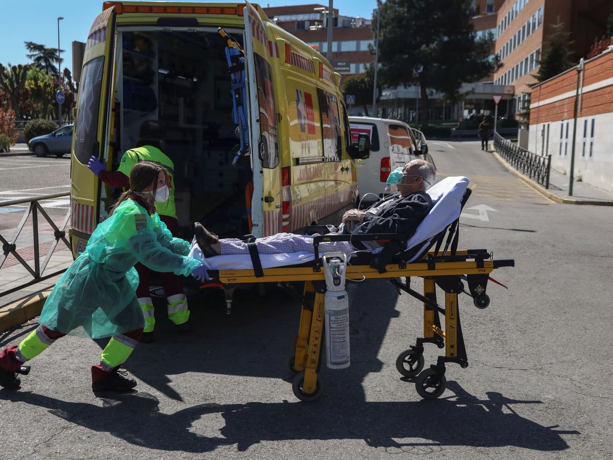 Foto: El personal de Urgencias traslada a un enfermo al hospital 12 de Octubre (Reuters)