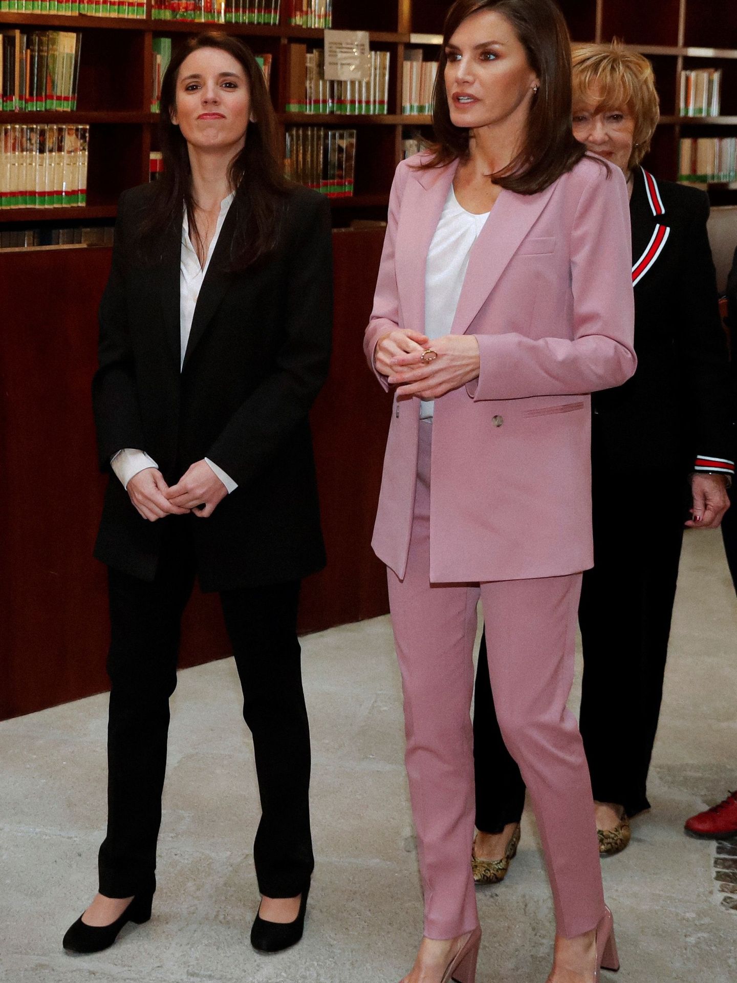La reina Letizia, durante su encuentro con la ministra Irene Montero, que daba positivo unos días después. (EFE)