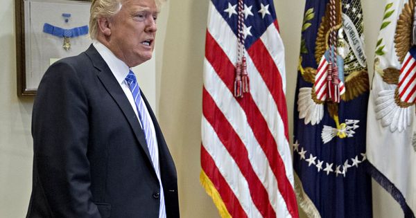 Foto: Donald Trump a su llegada a una reunión oficial en la Casa Blanca, el 15 de febrero de 2017 (EFE)
