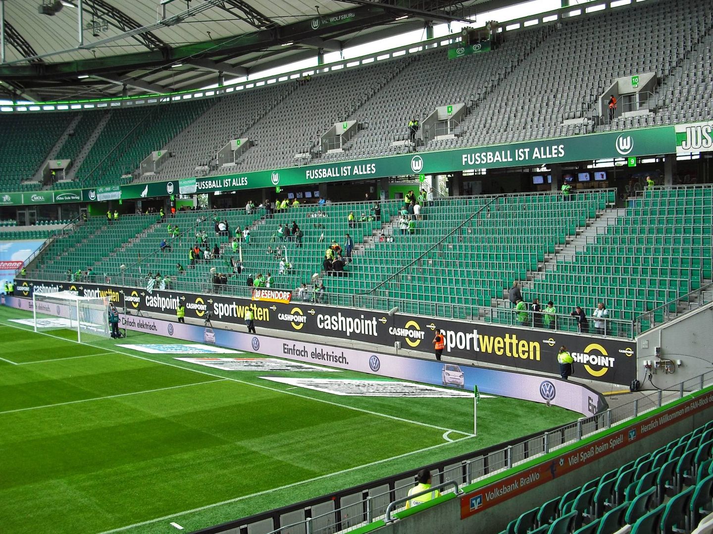 Otro ejemplo de grada de pie en la Bundesliga: el estadio del Wolfsburgo. (Foto: Jon Darch/FSF)